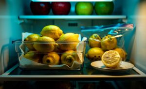 Illustration von Zitronen im Kühlschrank, richtig verpackt für längere Haltbarkeit und Frische, erklärt von einem Küchenprofi