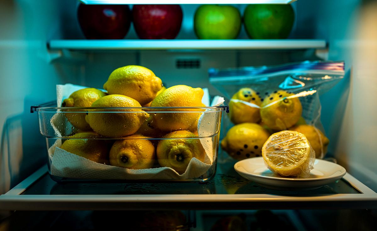 Warum Zitronen im Kühlschrank länger halten und Frische garantieren, erklärt ein Küchenprofi.